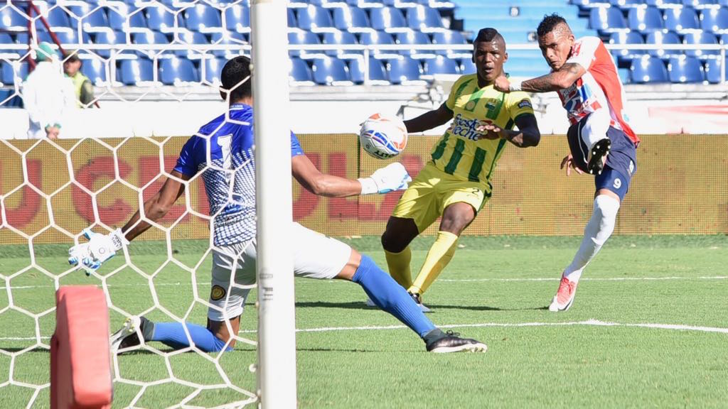Potente remate de Jonatan Álvez frente al arquero Luis Ojeda y la marca de Marlon Torres.