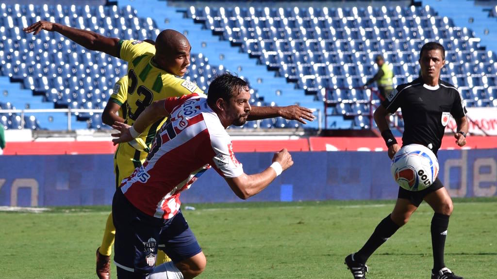 Matías Mier disputando el balón con Lewis Ochoa.