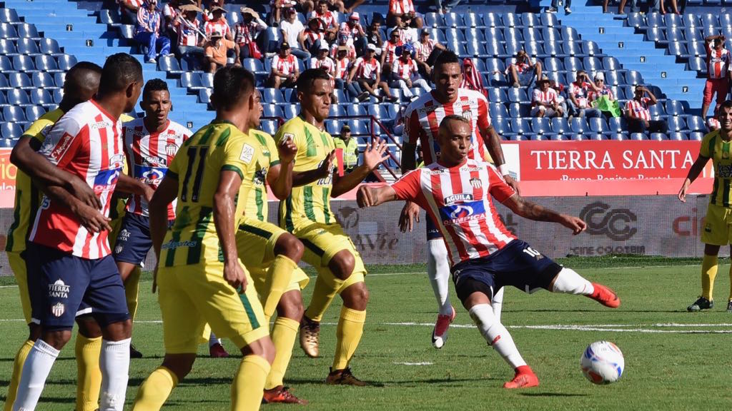 Una verdadera 'barrera' humana fue la que intentó  superar Jarlan Barrera.