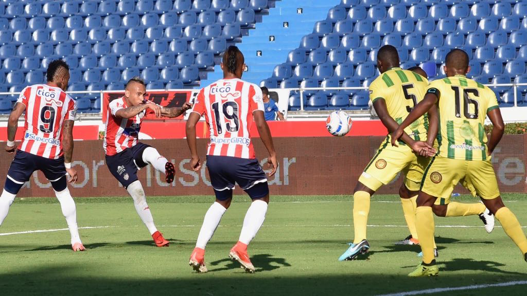 Jarlan Barrera remata frente a Darlin González y Fabio Rodríguez.