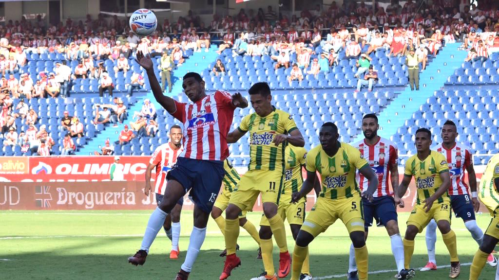 Luis Narváez intentando un primer cabezazo en el área contrario tras el cobro de un tiro de esquina.