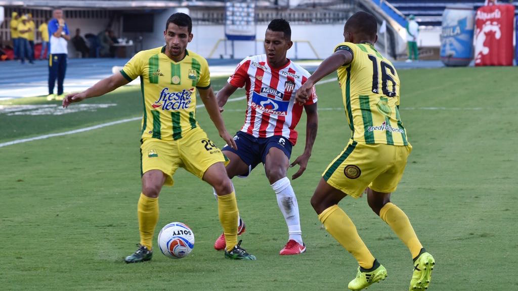 Fabio Rodríguez y Juan Jiménez frenan un ataque de James Sánchez.