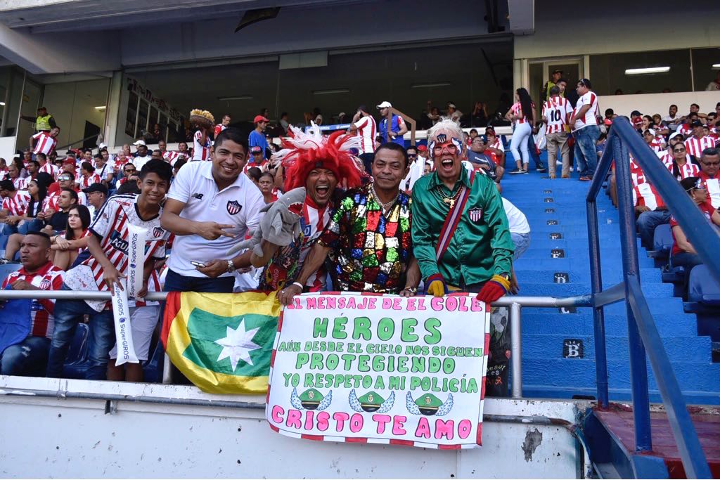 Los aficionados también tributaron homenaje a los policías fallecidos.
