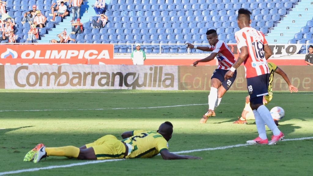 Remate de Luis Díaz que significó el gol de la victoria juniorista.