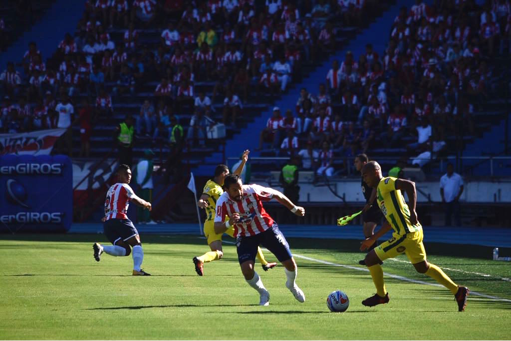El lateral Lewis Ochoa neutraliza una llegada de Matías mier.