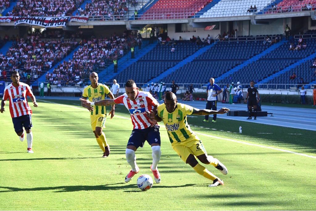 Jonatan Álvez intentando superar al defensa central Marlon Torres.