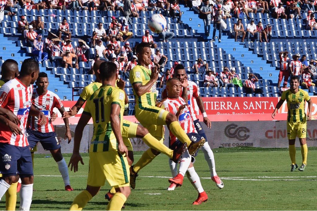 Jarlan Barrera no logra superar la marca visitante en esta acción.