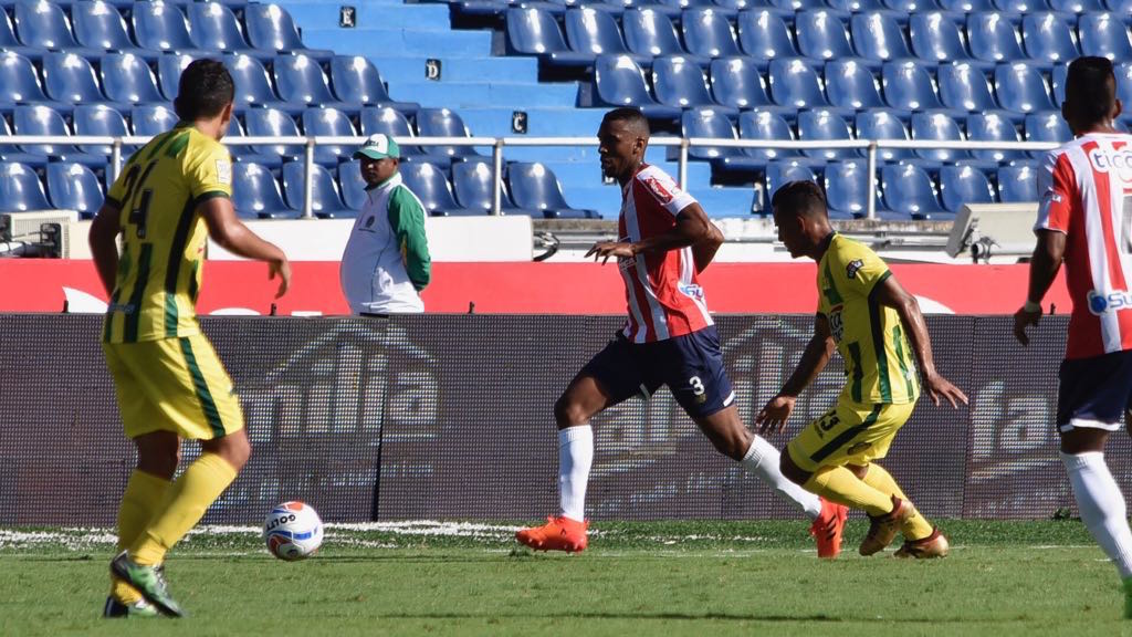 Deivy Balanta inicia un ataque superando a Brian Rovira.