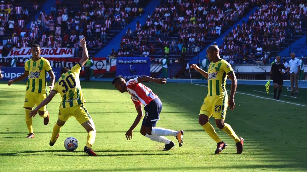 Lewis Ochoa y Johan Caballero atentos ante una ofensiva 'tiburona'.