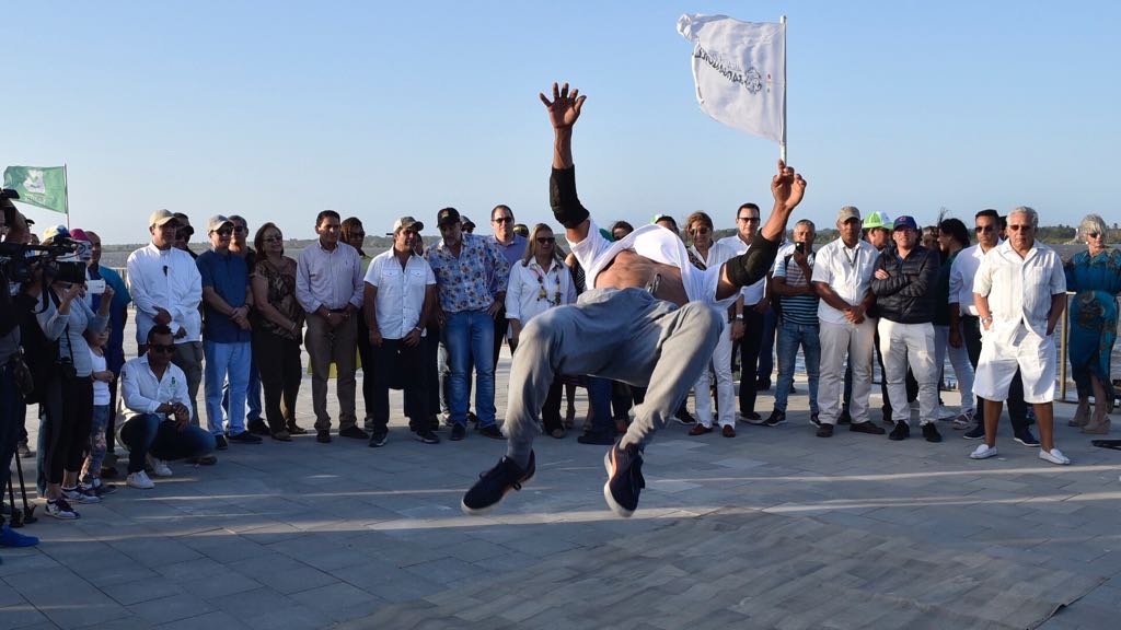 Un grupo de baile urbano realizó una muestra artística ante la mirada de los espectadores.