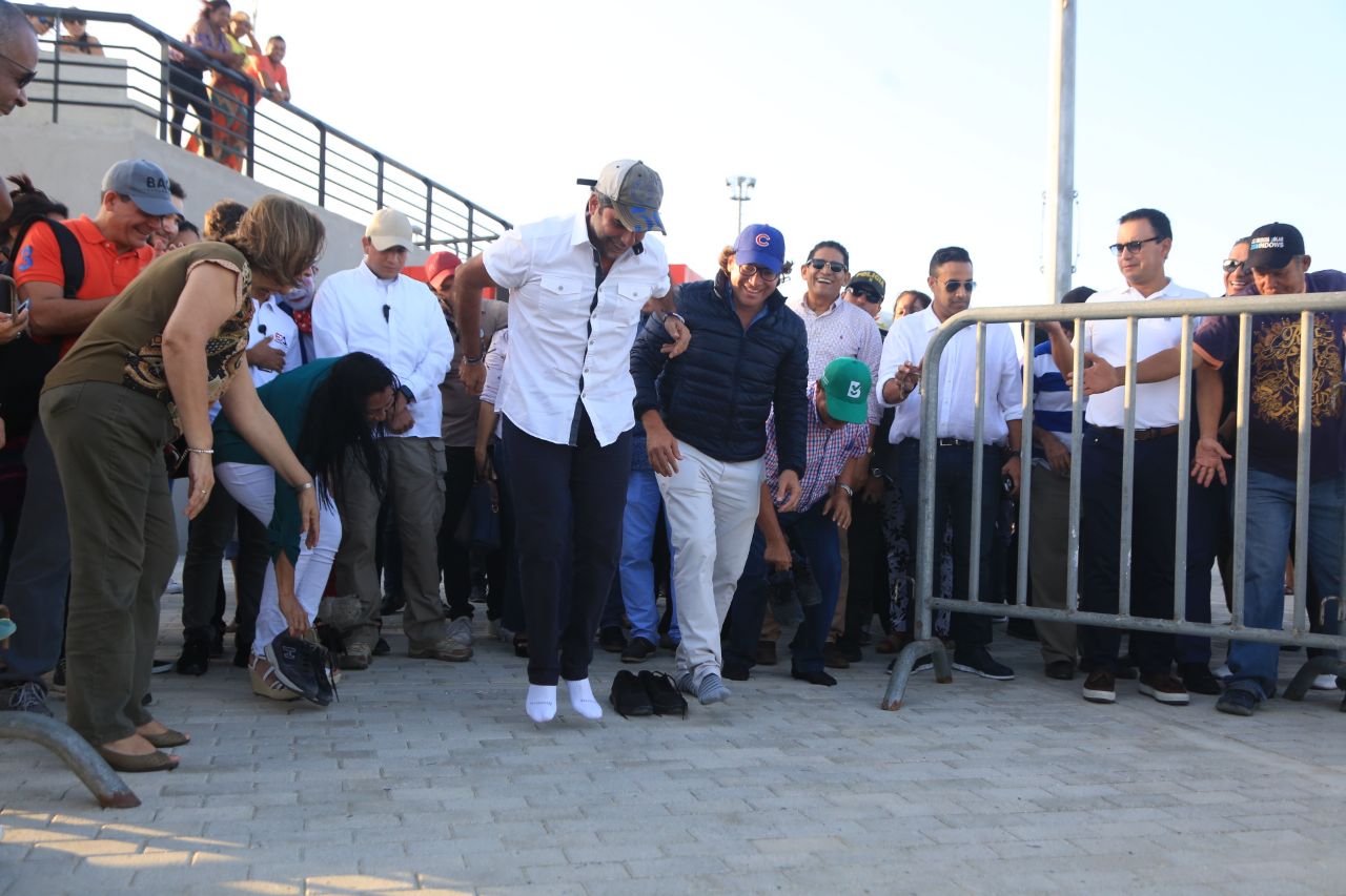 El Alcalde Char entró al nuevo tramo en medias junto al gerente del Puerta de Oro, Carlos Acosta.