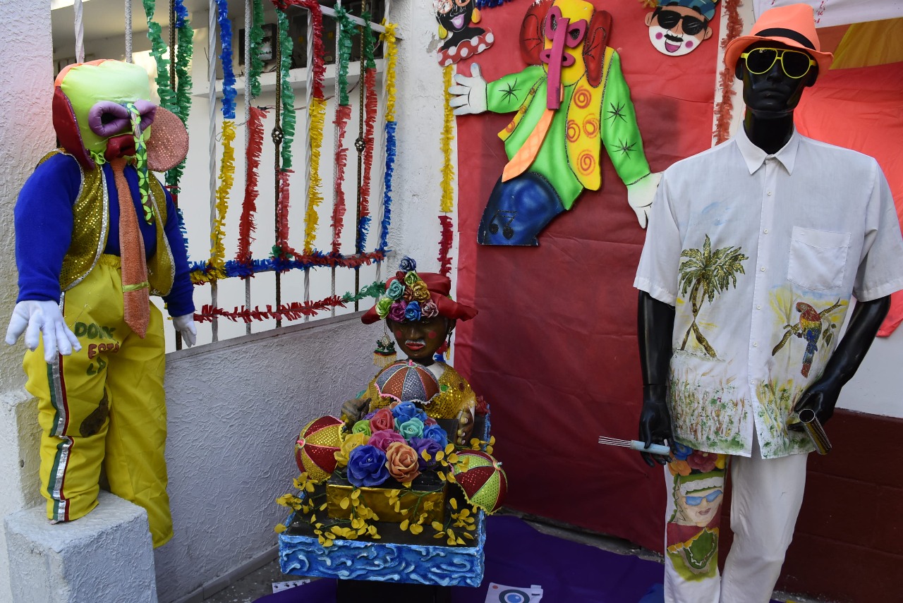 Figuras de tamaño natural decoran la casa ganadora del tercer puesto en El Barrio Boston.