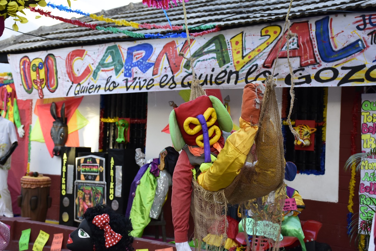 Fachada de la casa de Maribel Barros en Boston con un gran pendón de Carnaval.
