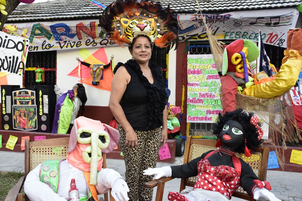 Maribel Barros y su tocado de tigre en la terraza de su colorida casa.