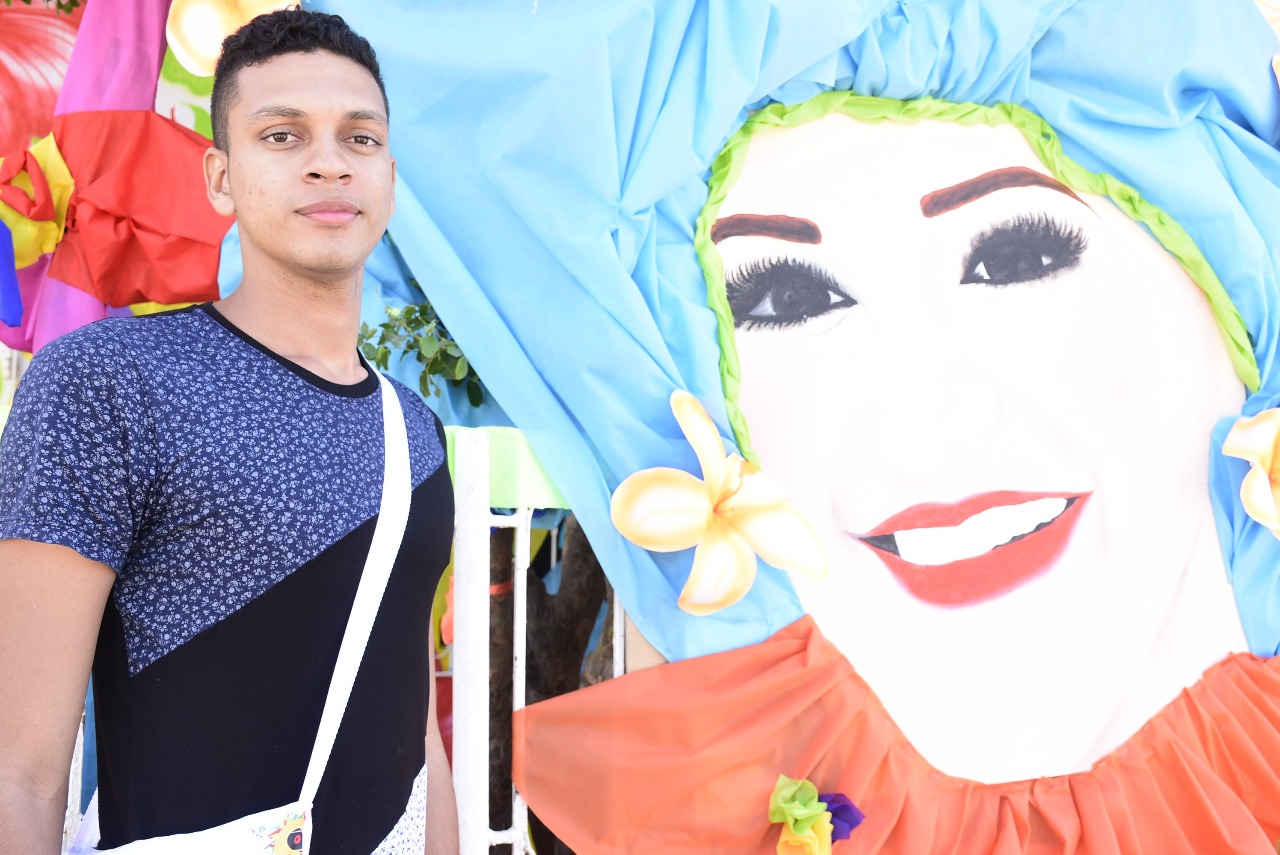 José Álvarez dibujó un retrato gigante de la reina Valeria Abuchaibe.