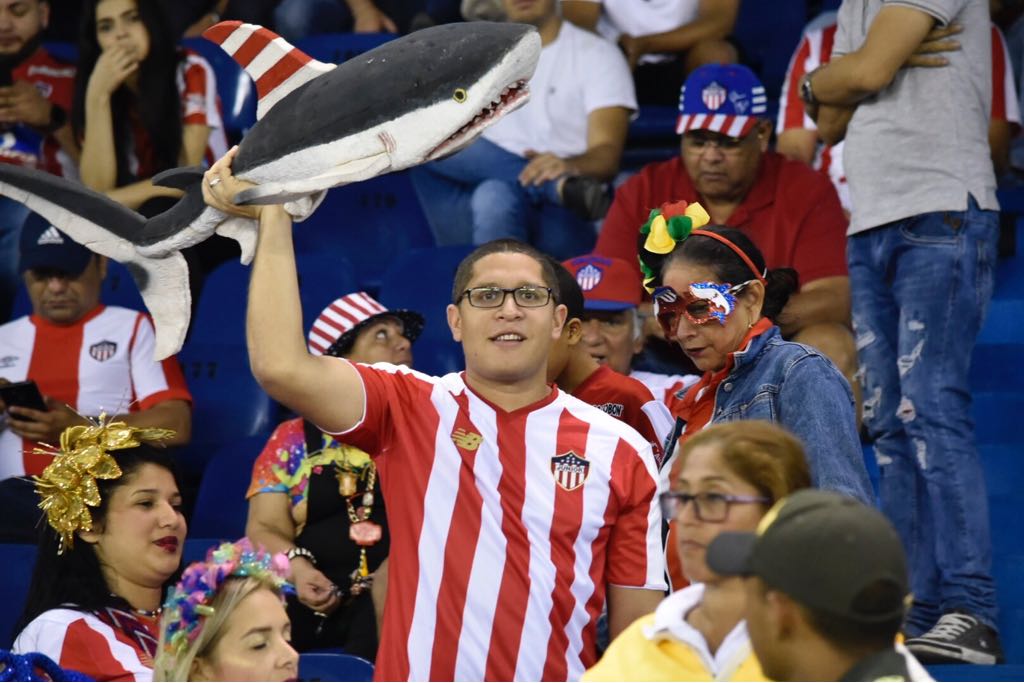 Aficionados apoyando al Junior.