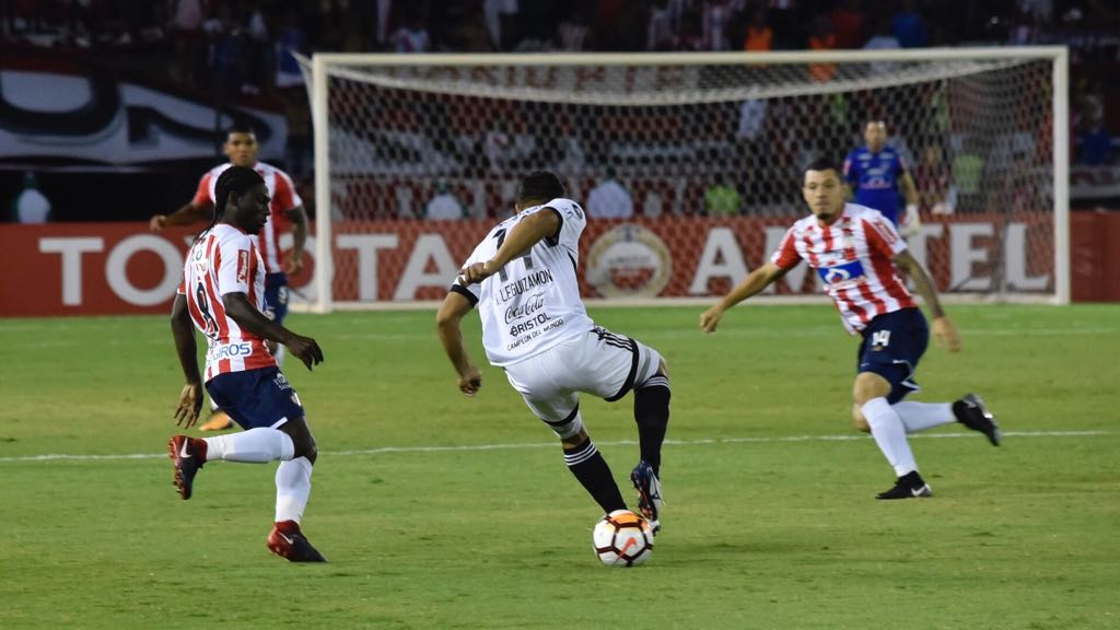 La defensa paraguaya neutralizando una llegada 'rojiblanca'.