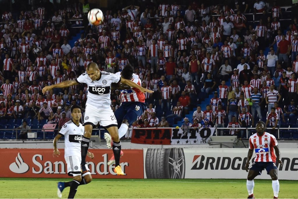 La defensa paraguaya en lo suyo: neutralizando el juego aéreo.
