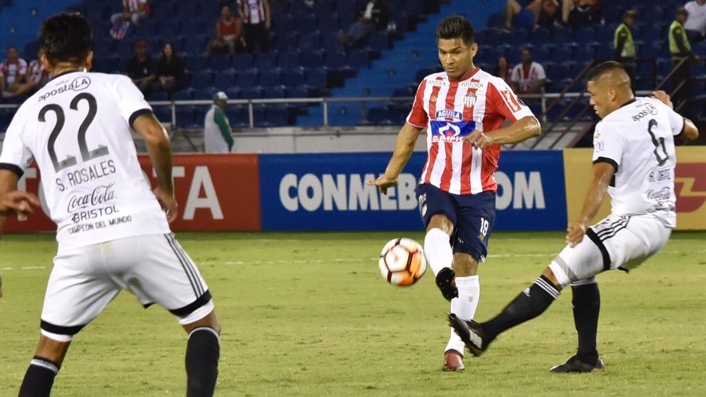 Teófilo Gutiérrez intentando ingresar frente a dos rivales.