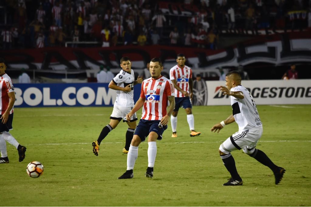 Los paraguayos 'poblaron' la media cancha para frenar el ataque 'tiburón'.