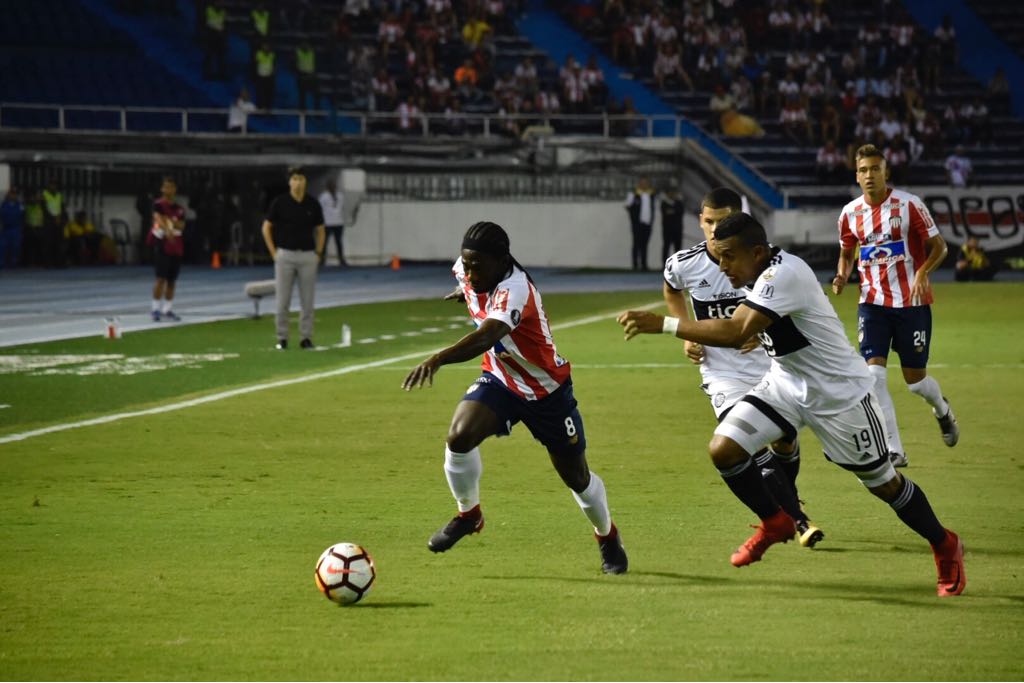 Yimmi Chará creando peligro en el arco rival.