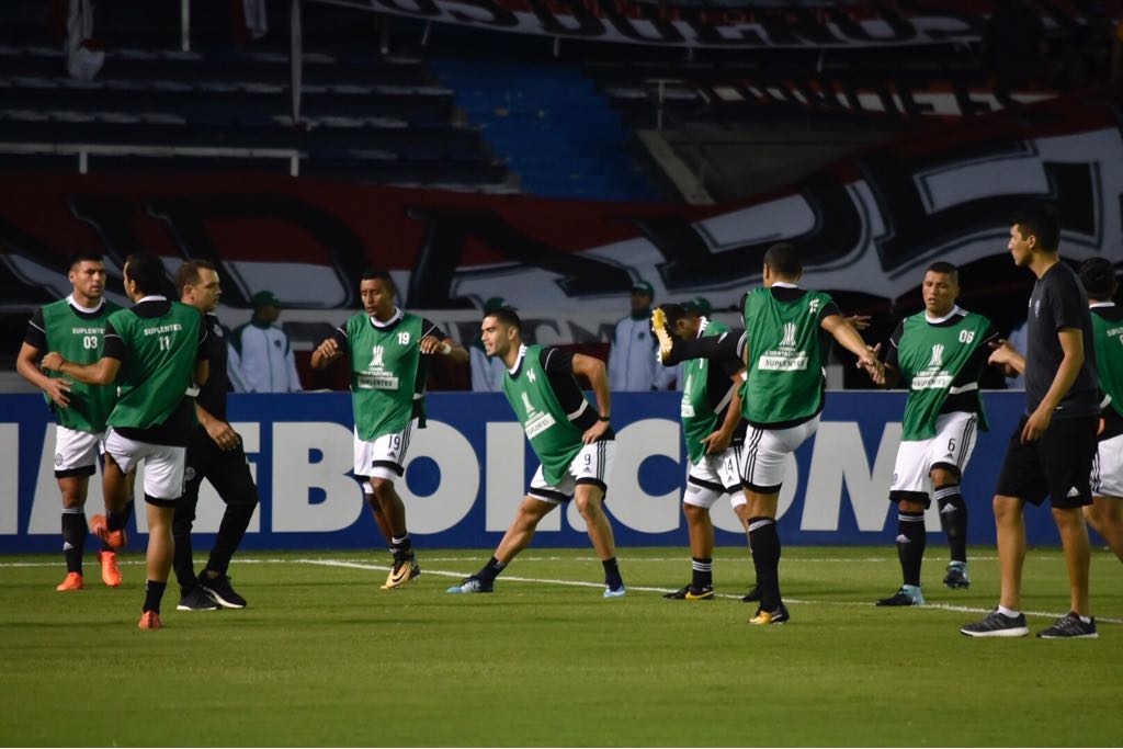 Jugadores de Olmpia en calentamiento previo al partido.