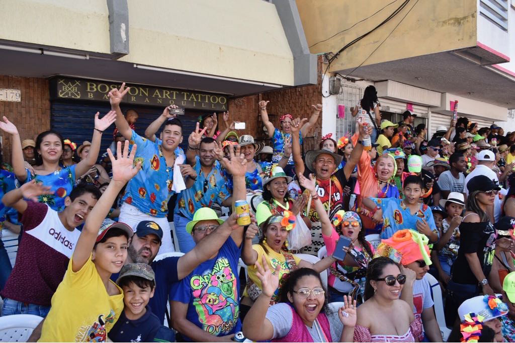 El público presente a lo largo de la carrera 44.