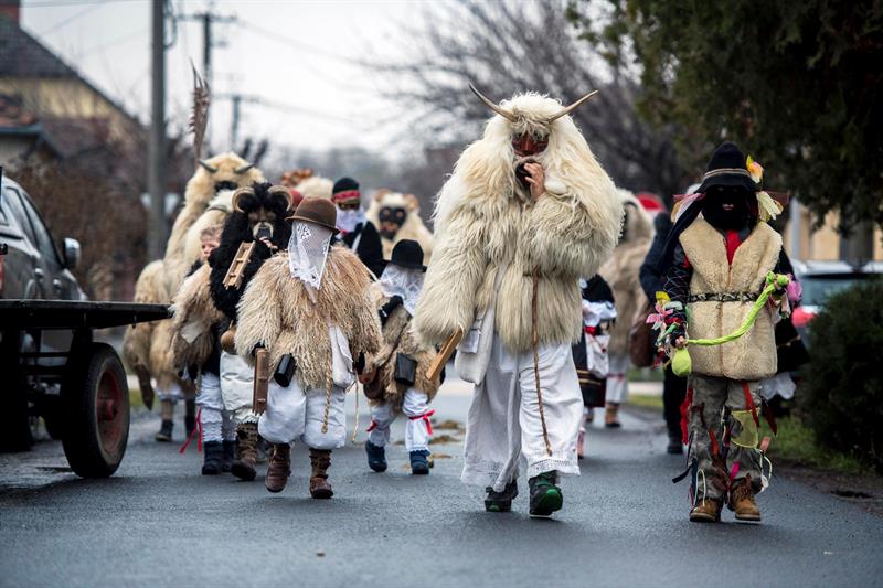 Desfile del Carnaval de busos en Mohacs en Hungría.