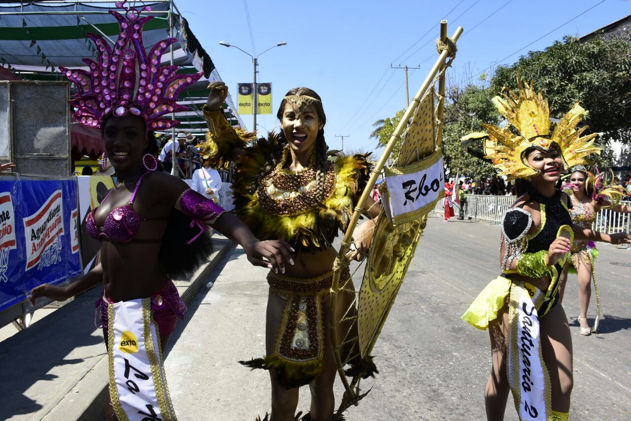 Las reina populares desfilaron en la Batalla de Flores.