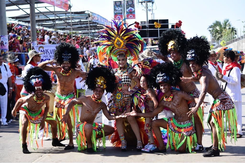 La Reina Valeria con su grupo de bailarines.