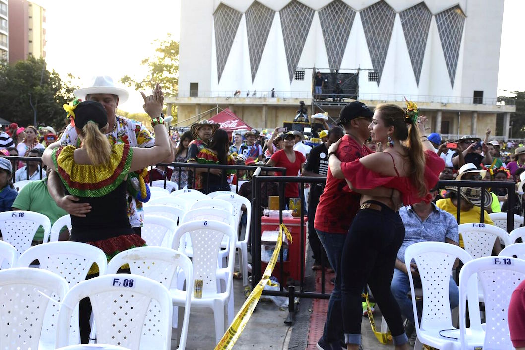 El público convirtió la Plaza de la Paz en una gigante pista de baile.