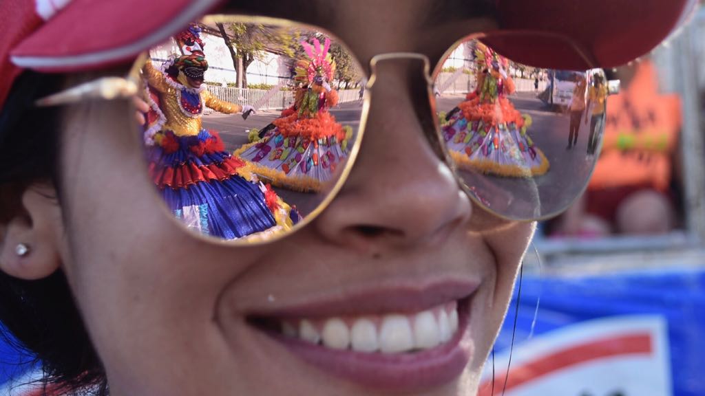 Las gafas de sol no podían faltar convirtiéndose en espejos para transmitir alegría.