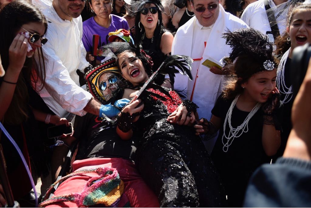 La Reina Valeria llorando su Joselito Carnaval.