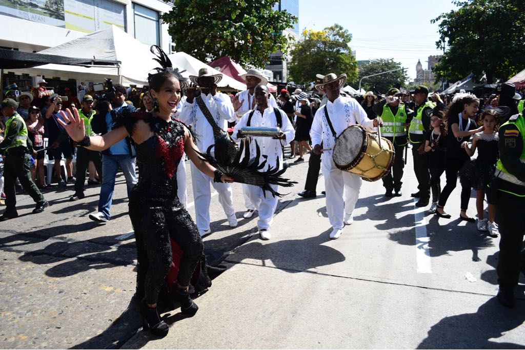 La Reina también bailó en la calle 84 con su grupo de millo de fondo.