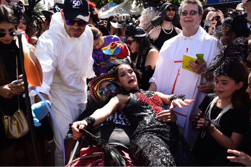 La Reina Valeria lideró el desfile con el sepelio de Joselito.