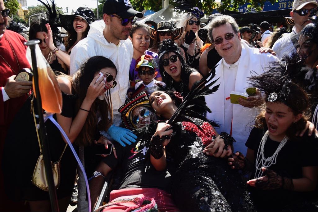 La Reina Valeria y su comitiva con el ataúd de Joselito Carnaval.