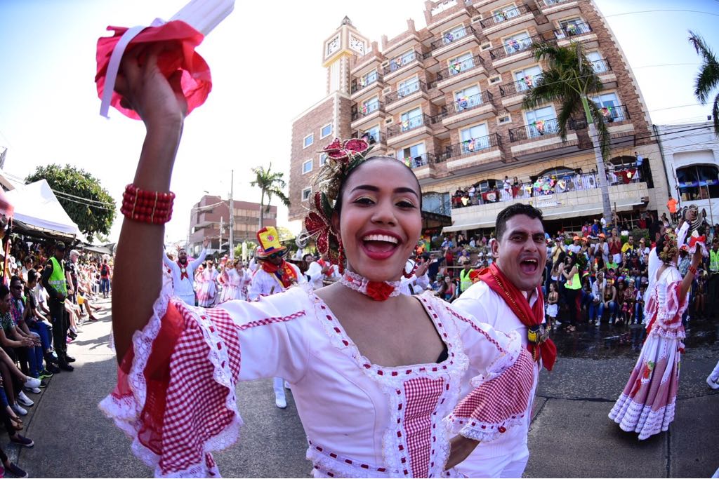 La comparsa Del Carajo deleitó al público con la cumbia.