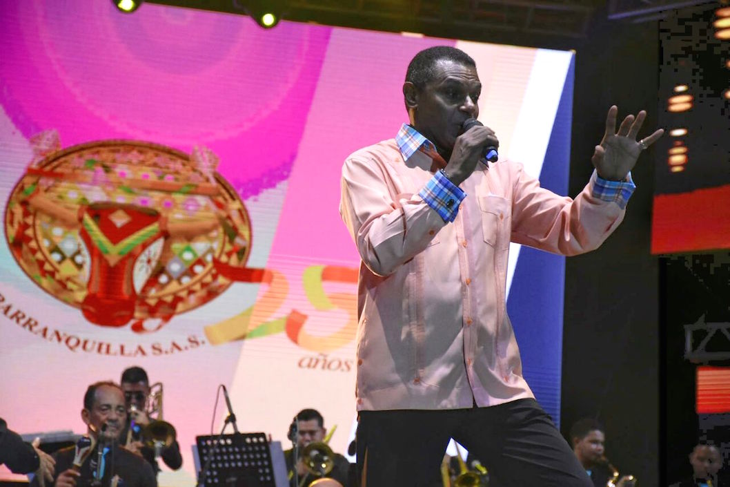 José Alberto 'El Canario' tributando un homenaje a la salsa.