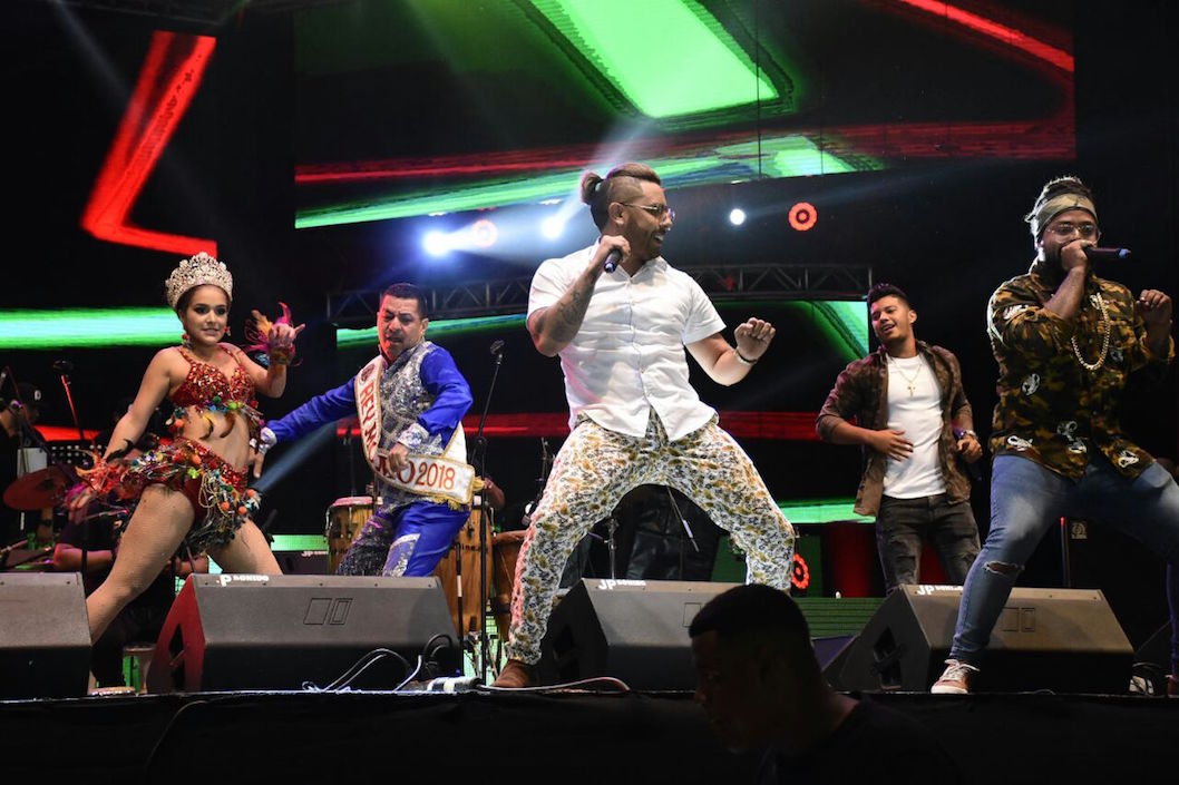 Danny Daniel y Kevin Flórez, acompañados en tarima por los reyes del Carnaval 2018.