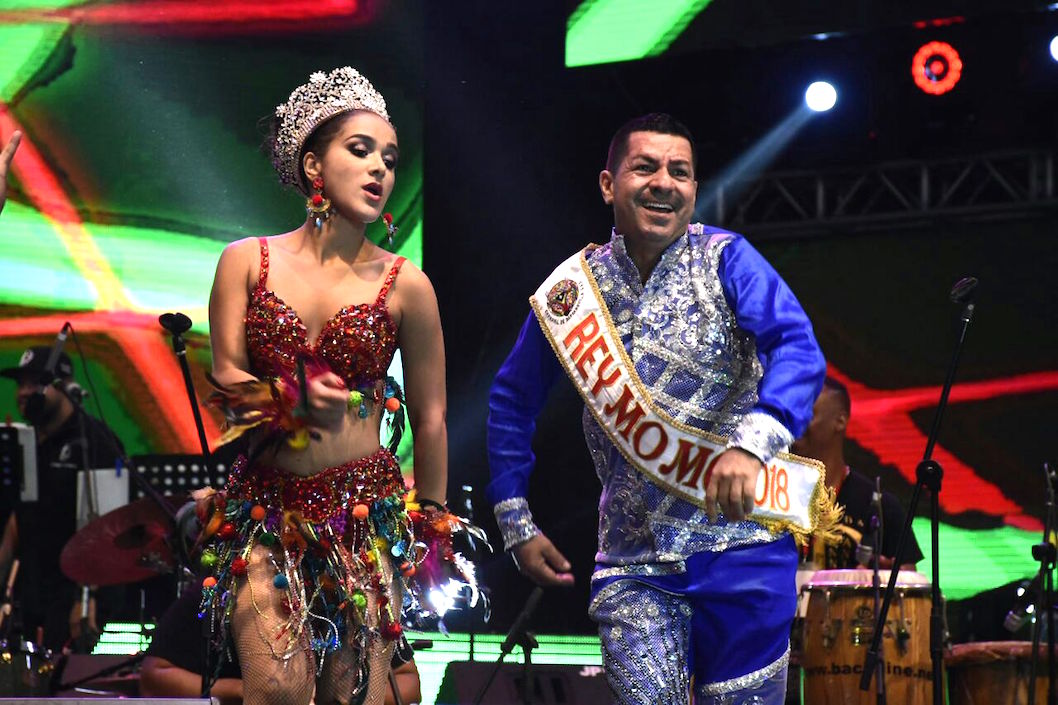 La Reina Valeria y el rey Momo Ricardo Sierra, gozándose la tarima.