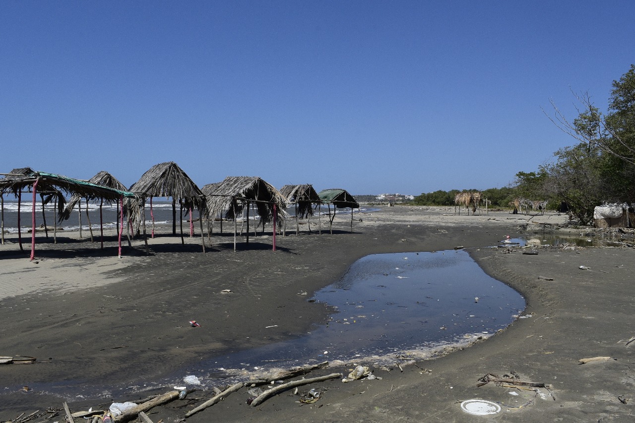 Las olas llegaron hasta la zona de las casetas en Puerto Colombia.