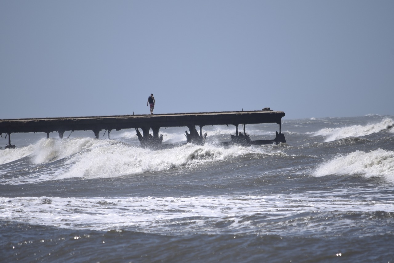 Algunos arriesgados pescadores llegaban hasta el muelle.