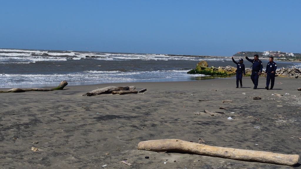 Los organismos de socorro mantienen la alerta en las playas del Caribe.