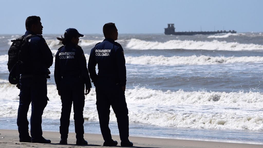 Bomberos de  Puerto Colombia vigilan las playas.