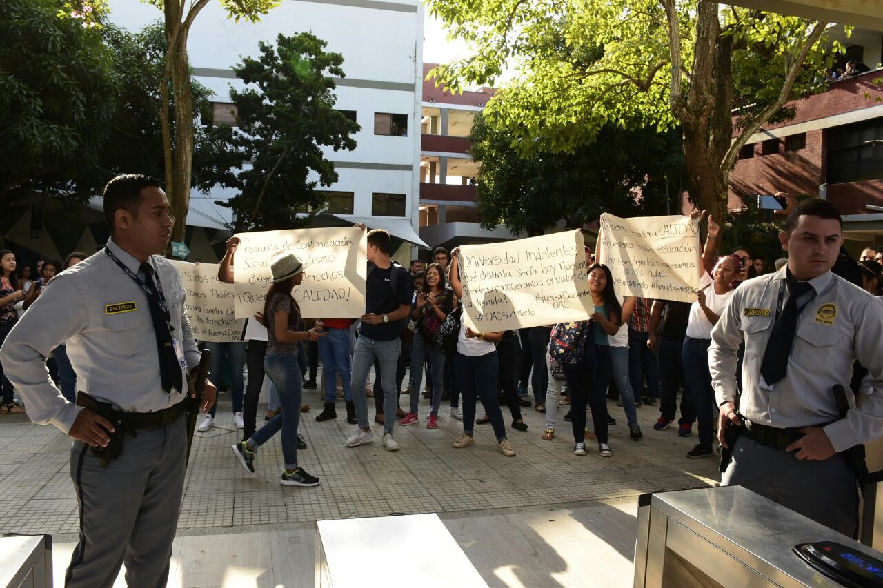 En la entrada dos guardias de seguridad impidieron la entrada de la prensa.