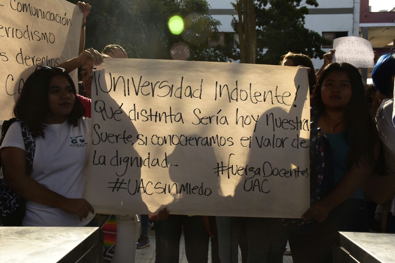 Con pancartas, los estudiantes dieron a conocer sus puntos de vista.