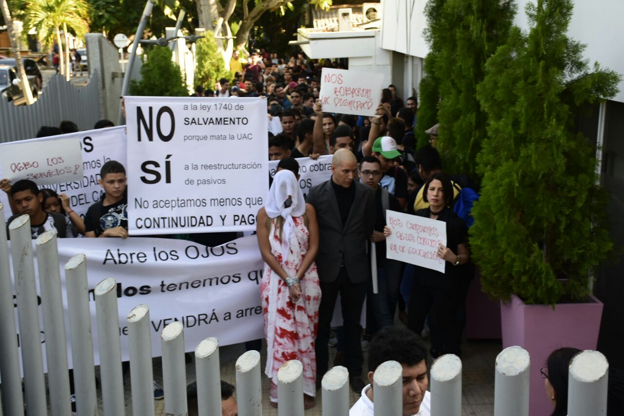 Dos facultades de Uniautónoma protestan por la falta de pago a los docentes.