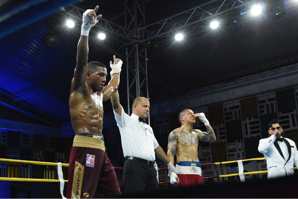 El boxeador colombiano Jhon Lennon no pudo contener las lágrimas tras perder con Christian Palacio.