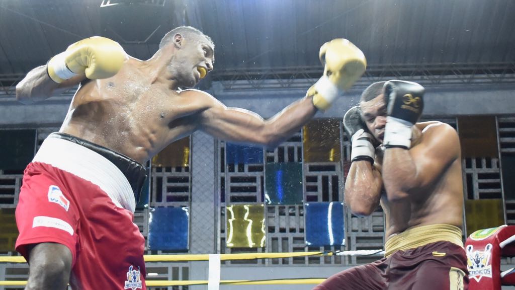 El boxeador colombiano Deivis Julio se impuso ante Albert Ramírez.