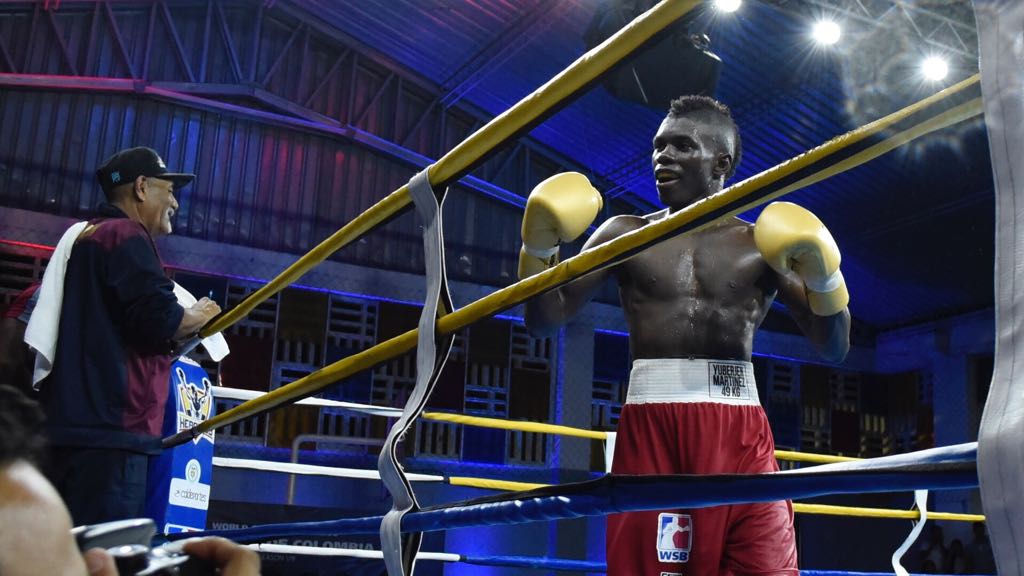 El boxeador colombiano Yuberjen Martínez festejando la victoria de los Heroicos.